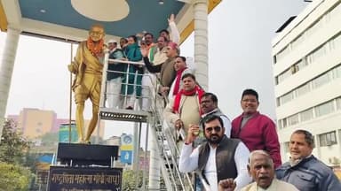 गोरखपुर: महात्मा गांधी की पुण्यतिथि पर कांग्रेसियों ने टाउन हॉल स्थित गांधी प्रतिमा पर पुष्प अर्पित कर दी श्रद्धांजलि