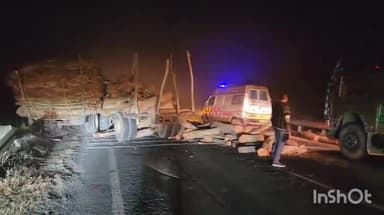 इकौना: कमलाभारी मोड के पास रेस लगाने के दौरान दो ट्रैक्टर ट्रालियों की टक्कर, 6 लोग घायल, 2 को जिला अस्पताल रेफर किया गया