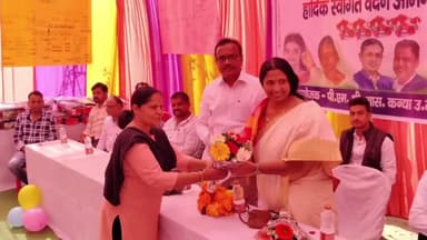 बाबई: विधायक ने माखननगर पीएम श्री स्कूल में पात्र विद्यार्थियों को स्वेटर, जूते और मोज़े वितरित किए