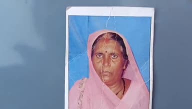 देेेवरिया: महाकुंभ भगदड़ की शिकार रमावती का शव देवरिया पहुंचा, सांत्वना देने गईं डीएम भी हुईं भावुक