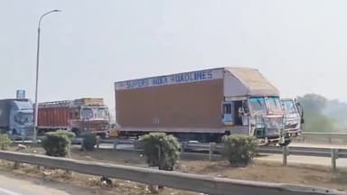 सिराथू: कोखराज टोल प्लाजा से लेकर गंगा ब्रिज तक नेशनल हाईवे पर बड़े वाहन कतार में खड़े दिखाई दिए, लगा जाम