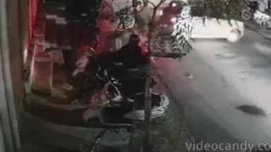 झांसी: बड़ागांव गेट के पास एक विवाह से बाइक चोरी करते हुए चोर सीसीटीवी कैमरे में कैद