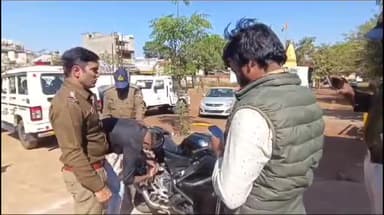 शिवपुरी नगर: नवाब साहब रोड पर बुलेट से पटाखा बजाने पर वाहन चालकों के विरुद्ध हुई कार्रवाई, चालान कर वसूला गया जुर्माना; साइलेंसर जब्त