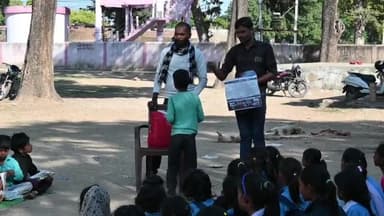 ग्राम सुनवारी की शासकीय स्कूल में बच्चों को कॉपी पेन देकर सम्मानित किया - KHF NGO