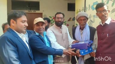 धनवार: अंचल कार्यालय में दिव्यांग जनों के बीच सामग्री का वितरण किया गया