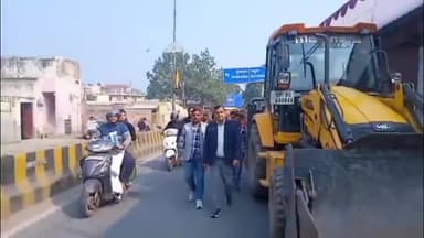 मथुरा: नगर निगम ने अतिक्रमण के खिलाफ डीग गेट से गोकुल रेस्टोरेंट तक की कार्रवाई, चलाई जेसीबी
