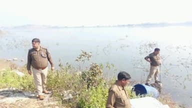 झांसी: पुलिस ने ग्राम मुरारी, राजगढ, हंसारी व डेरा बैदौरा समेत अन्य शराब के अड्डों पर मारा छापा, 230 लीटर अवैध कच्ची शराब बरामद