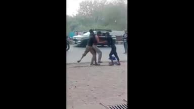 झांसी: मसीहा गंज चौकी के पास बीच सड़क पर 3 शराबियों के बीच हुई मारपीट