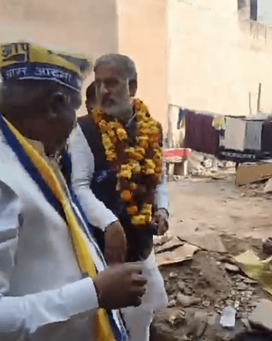 नजफगढ़: हस्तशाल गांव में विधायक महेंद्र यादव ने डोर-टू-डोर अभियान चलाकर स्थानीय लोगों से मुलाकात की