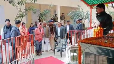 बेगूसराय: इंडोर स्टेडियम में डॉ. श्रीकृष्ण सिंह की पुण्यतिथि पर माल्यार्पण कार्यक्रम आयोजित, DM-SP शामिल हुए