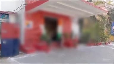 झांसी: पति की मौत के बाद ससुराल वालों द्वारा तंग की जा रही पीड़ित महिला ने कोतवाली थाने में दिया शिकायती पत्र