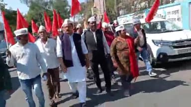 झांसी: जिलाधिकारी कार्यालय में बुंदेलखंड राज्य निर्माण की मांग को लेकर दिया गया ज्ञापन