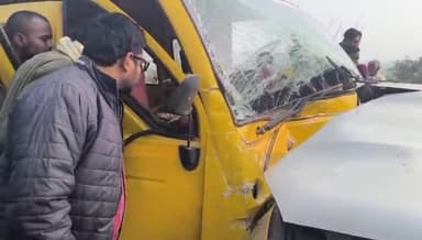 देेेवरिया: निबहीं-रुद्रपुर मार्ग पर हड़ही पुल के पास स्कूल वैन और स्कॉर्पियो में हुई टक्कर, 6 छात्र-छात्राएं और वैन का ड्राइवर घायल