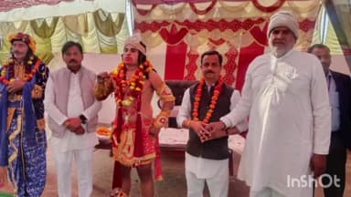 अंबाह: रछेड़ गांव में रामलीला में मंथरा और कैकेई के संवाद के साथ राम वनवास लीला का मंचन हुआ