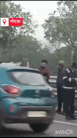 गौतम बुद्ध नगर: नोएडा-ग्रेटर नोएडा एक्सप्रेस-वे पर तेज रफ्तार कार पलटी, पुलिस कर्मियों ने युवक को निकाला बाहर