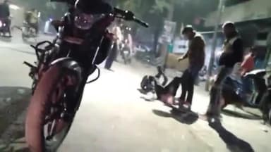 कानपुर: बर्रा में कांस्टेबल का शराब ठेके के बाहर विवाद के बाद एक युवक को पीटने का वीडियो सोशल मीडिया पर हुआ वायरल