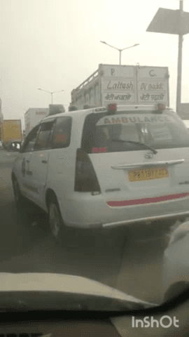 गौतम बुद्ध नगर: ग्रेटर नोएडा के लुहारली टोल प्लाजा पर लगा भीषण लंबा जाम, एम्बुलेंस फंसी, मौके पर पहुंची ट्रैफिक पुलिस