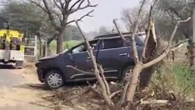 झुंझुनू: पातुसरी गांव में हवा में उछलती कार ने पेड़ व तारबंदी तोड़कर खेत में पलटी, नीलगाय को बचाने के चक्कर में हुआ हादसा