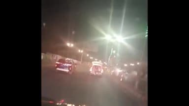 झांसी: झांसी में गाड़ी की डिग्गी में बैठकर मौसम का मजा ले रहे दो युवती और एक युवक, यातायात नियमों की उड़ाई धज्जियां