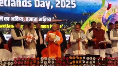 गोंडा: अंतर्राष्ट्रीय वेटलैंड दिवस के अवसर पर CM योगी आदित्यनाथ ने मंत्रियों के साथ अरगा ब्रांड व वनटांगिया बुक का किया विमोचन