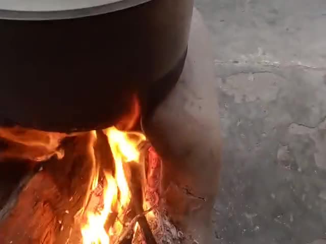 फिर से मौसम ने करवट घने कोहरे और शीतलहर में ग्रामीण इलाके अलाव का सहारा लेते हुए।