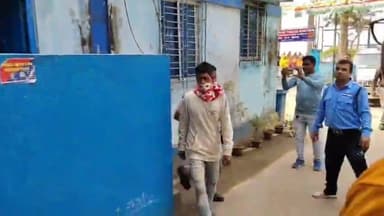 বজবজ ১: স্থানীয় প্রভাবশালী নেতার শ্যালিকার বিরুদ্ধে মধুচক্র চালানোর অভিযোগ; বজবজে ধৃত মোট 17 জন, উদ্ধার প্রায় লক্ষাধিক টাকা