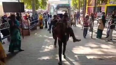 सीतापुर: जिला अस्पताल में स्वास्थ्य सेवाओं की बदहाल तस्वीर, स्टेटस ना मिलने पर मरीज को गोद में लेकर जाने को लोग मजबूर