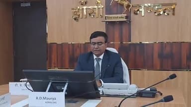 झांसी: झांसी स्टेशन पर अवैध वेंडर का गाली-गलौज करते वीडियो हुआ वायरल, DRM ने कार्रवाई के आदेश दिए