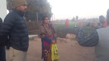 टीकमगढ़: मंडला में पदस्थ SDO महिला क्लर्क से मिलने पहुंचे, पति ने ताला लगाकर दोनों को किया बंद, प्रेम प्रसंग का आरोप