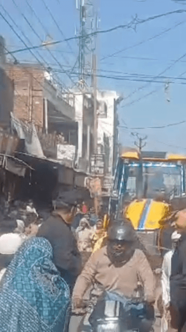 मेरठ: लिसाड़ी रोड पर नगर निगम ने चलाया अतिक्रमण हटाओ अभियान, व्यापारियों ने किया जमकर हंगामा, नगर निगम का बुलडोजर गरजा