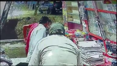 मंझनपुर: करारी में दिनदहाड़े किताब दुकान से 20 हजार की चोरी, CCTV में कैद हुए शातिर चोर, वीडियो हुआ वायरल