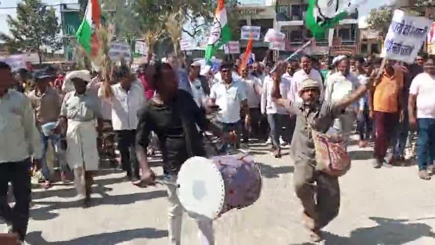 मोहन सरकार मुर्दाबाद के नारों के साथ कांग्रेस ने चंद्रेशखर आजाद नगर मे बिजली कटौती के विरोध मे धरना प्रदर्शन किया