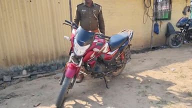 कोईलवर: कायमनगर अंडरपास के समीप से चोरी की बाइक को गिधा थाने की पुलिस ने किया ज़ब्त, चालक फरार