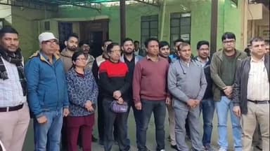 सरदारशहर: राजकीय उपजिला अस्पताल के डॉक्टरों ने बाड़मेर SDM के खिलाफ 2 घंटे की पेनडाउन हड़ताल की, मरीजों को हुई परेशानी