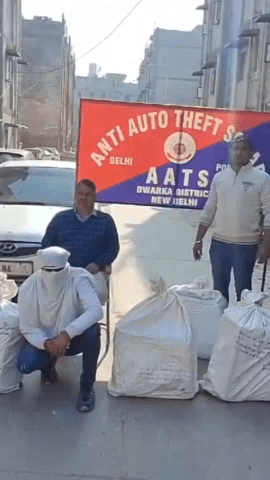 द्वारका: द्वारका जिले में एंटी ऑटो थेफ्ट स्क्वाड ने 2750 क्वार्टर अवैध शराब के साथ एक शराब तस्कर को गिरफ्तार किया