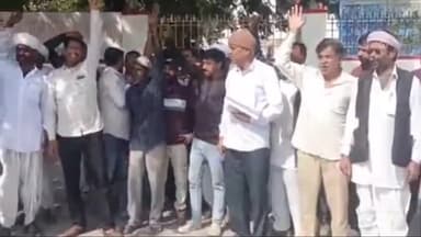 झुंझुनू: चैनगढ़ गांव के लोगों ने कलेक्ट्रेट के सामने किया विरोध-प्रदर्शन, कलेक्टर को दिया ज्ञापन