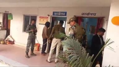 गुमला: महादेव नदी कुलाबिरा पुल के पास से राइफल और देसी कट्टा के साथ तीन गिरफ्तार, जेल भेजे गए