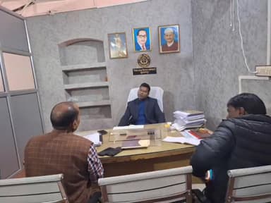 सुल्तानपुर: सुल्तानपुर के जिलाधिकारी कुमार हर्ष के निर्देश पर विभिन्न विभागों में अधिकारियों ने किया औचक निरीक्षण, कई कर्मचारी अनुपस्थित पाए गए