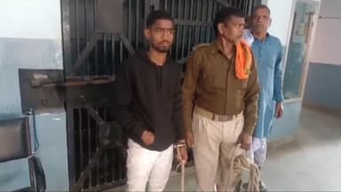 लखीसराय: चकमसकन गांव माली टोला से पुलिस ने नशे में हंगामा करने वाले व्यक्ति को गिरफ्तार किया, उसे पेशी के लिए कोर्ट भेजा गया