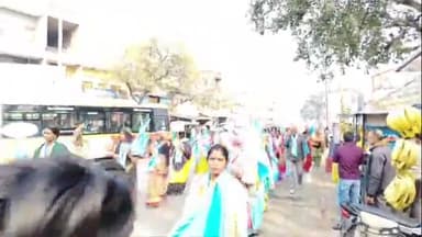 झांसी: जल सहेलियों ने बबीना तालाब पहुंचकर ग्रामीणों को किया जागरूक