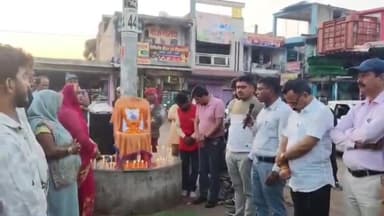 जयसिंहनगर: नगर के बस स्टैंड पर जनपद पंचायत CEO की उपस्थिति में शोक सभा का हुआ आयोजन, रोजगार सहायक को दी गई श्रद्धांजलि