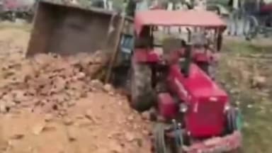 नैनवां: एनएच 52 आठवा मील पेट्रोल पंप के पास ट्रैक्टर और बाइक की भिड़ंत में तीन लोग हुए घायल