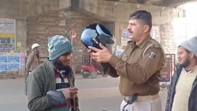 अररिया: बस स्टैंड पर यातायात थाना पुलिस ने सड़क सुरक्षा को लेकर चलाया जागरुकता अभियान