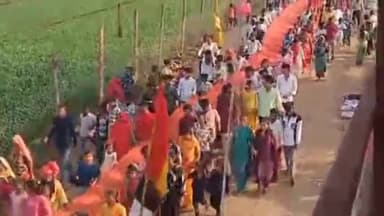 पिपरिया: हथवांस से निकली विशाल चुनरी और कलश पैदल यात्रा, सैकड़ों श्रद्धालु हुए शामिल