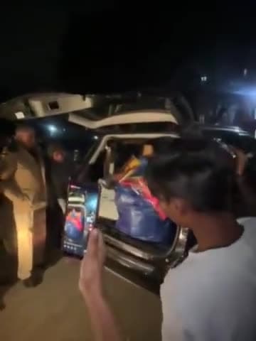 भाजपा उम्मीदवार पैसे और सूट बांटता पकड़ा गया !

वोट खरीदने की कोशिश लोकतंत्र की हत्या है। क्या चुनाव आयोग कोई कार्रवाई करेगा ?

#लोकतंत्र_बचाओ