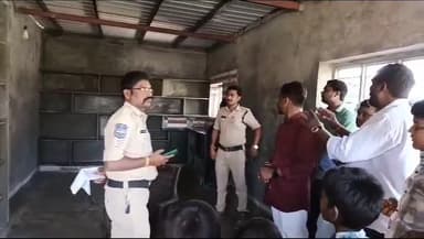 జూలపల్లి: మండలంలోని వాడకాపూర్ గ్రామంలో ఓ ఇంట్లో చోరీ లక్ష ఆరు వేలు ఎత్తుకెళ్లిన దొంగలు