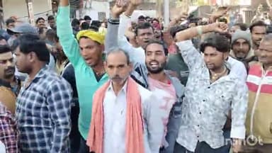 सासाराम: सासाराम के पोस्ट ऑफिस चौराहे पर फुटपाथी दुकानदारों ने किया धरना प्रदर्शन