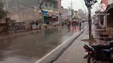 फिरोज़ाबाद: फिरोजाबाद में रुक-रुक कर हुई झमाझम बारिश, मौसम बदला, सर्दी बढ़ी, सुभाष तिराहा, जलेसर रोड पर बारिश से बचते नजर आए राहगीर