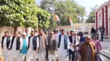 सुल्तानपुर: महाकुंभ में अव्यवस्था और हुई मौतों को कांग्रेसियों ने मुद्दा बनाकर डीएम ऑफिस के सामने किया प्रदर्शन