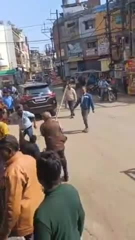 ग्वालियर गिर्द: कैलाश टॉकीज के बाहर दबंगों ने एक युवक के साथ लाठी-डंडों से की मारपीट, वीडियो आया सामने